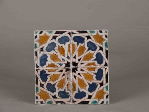 Tegelveld met een veelkleurig ornamentdecor in Spaans-Moorse stijl.
